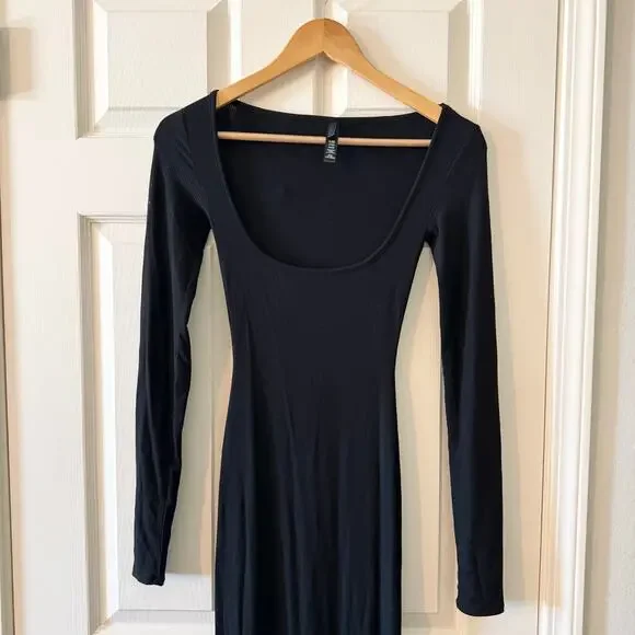Skims Soft Lounge Long Sleeve Ribbed Maxi Dress in Onyx - Picture 5 of 7